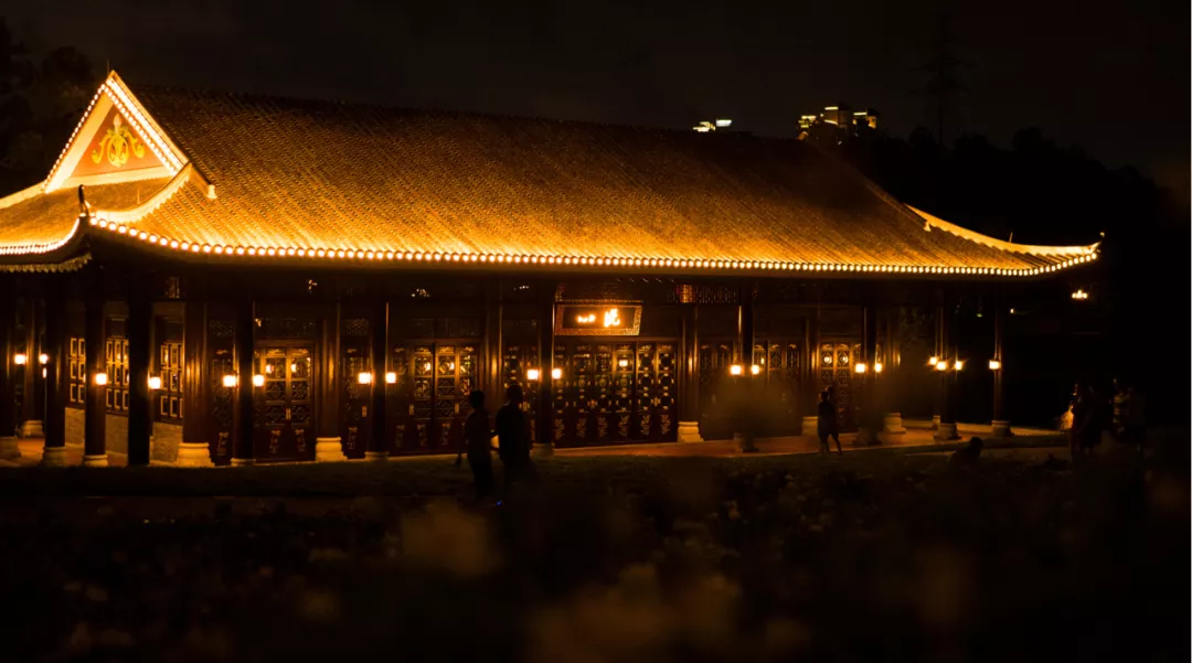 六角重檐亭在灯光的柔化下作为香山湖二期的标志性仿古建筑引人注目